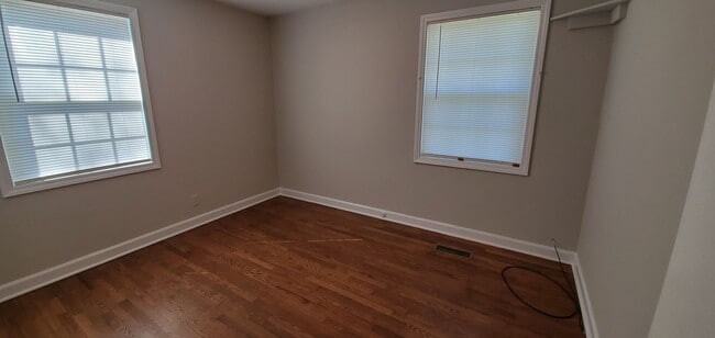 Building Photo - Brick ranch with 2 bedrooms