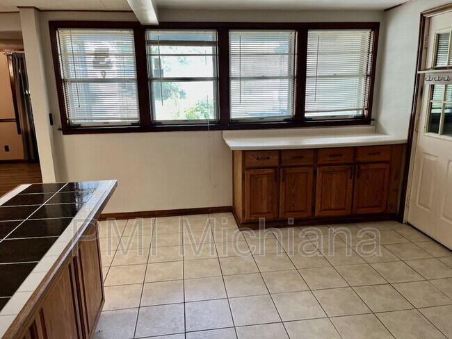 Building Photo - 2405 Woodmont Dr