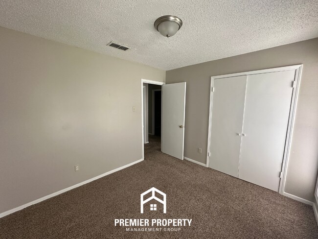 Building Photo - Charming 3BR/2BA in Country Brook | Vaulted Ceilings, Fireplace & Fenced Yard