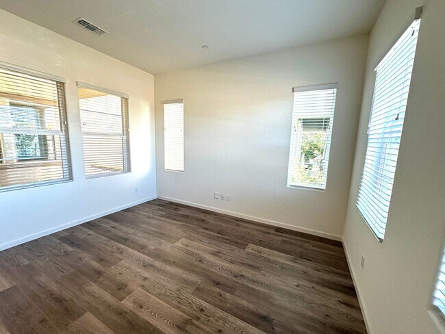 Building Photo - Natomas 3 Bedroom Home with a loft for rent!