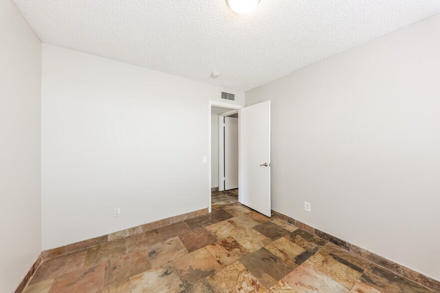 Building Photo - 3310 W Rose Garden Ln