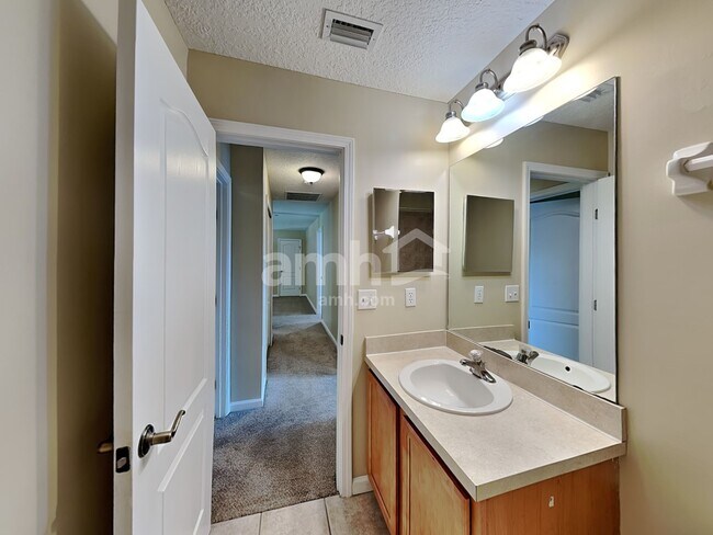 Building Photo - 2110 Thorn Hollow Ct