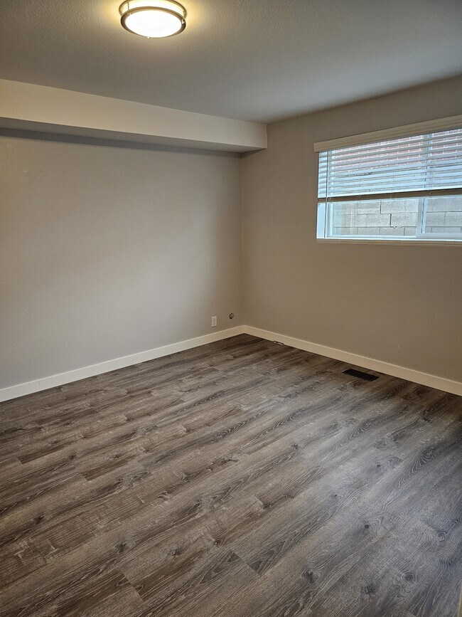 Building Photo - 813 Riverside Dr