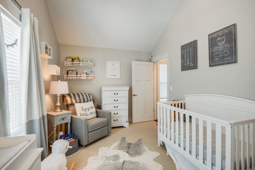 Upstairs guest bedroom - 710 Buchanan St