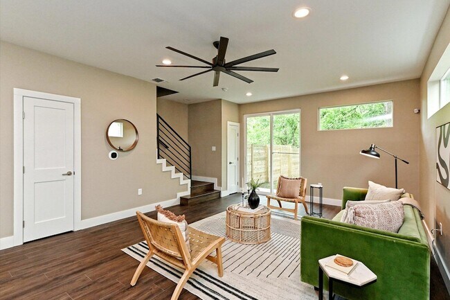 Building Photo - 1202 Cometa St