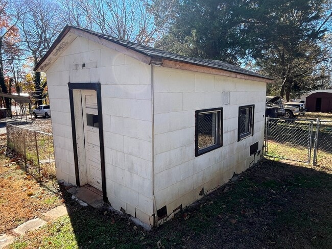 Building Photo - Cozy 2-Bedroom, 1-Bathroom Home