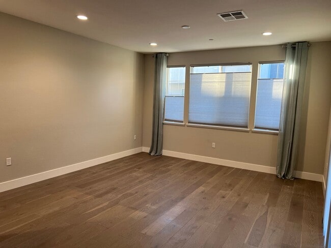 Building Photo - CONTEMPORARY BRIGHT SPACIOUS TOWNHOME WITH...