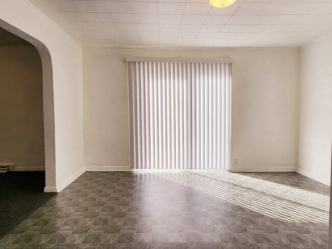 Building Photo - 612 6th St SW