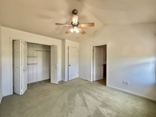 Building Photo - Great 3br/2.5ba, with a bonus space.