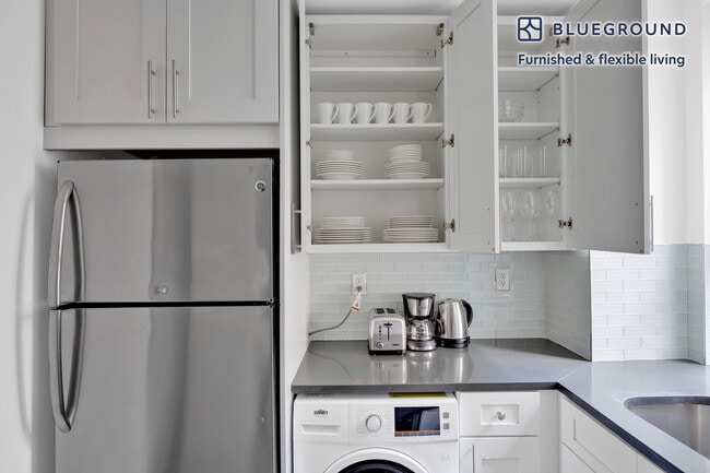 Building Photo - 15 W 55th St