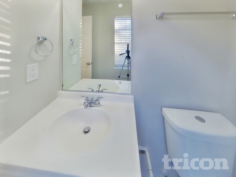 Building Photo - 30 Carriage Cir