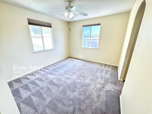 Building Photo - Gorgeous 3-Bedroom Home in a Prime Locatio...