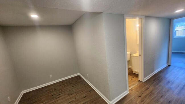 Building Photo - 8430 Oak St