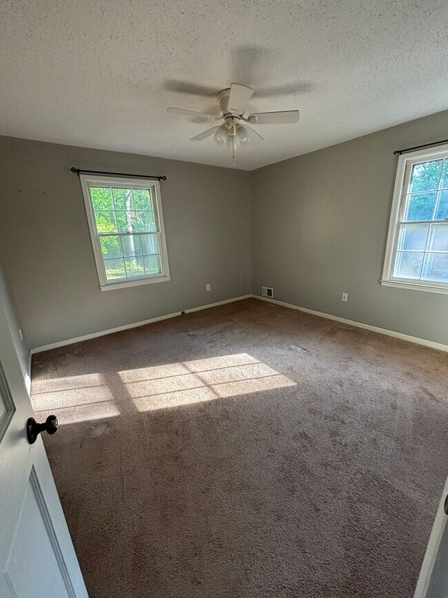 Building Photo - Space, Privacy & Flexibility – All in One Stunning Property