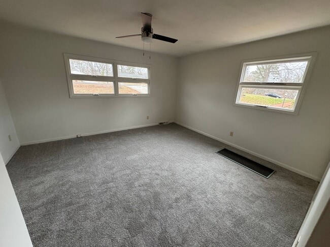 Building Photo - 3 bedroom 2 bathroom home!