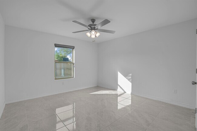 Building Photo - 5428 Encanto Dr