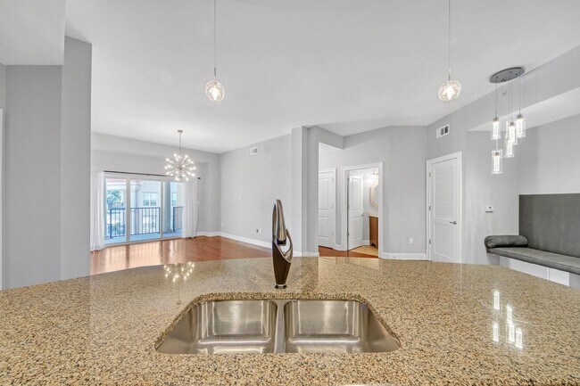 Building Photo - Luxury Treetop Penthouse