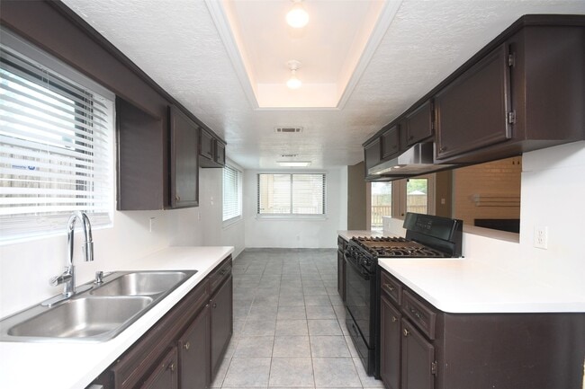 Building Photo - 510 Chambly Dr