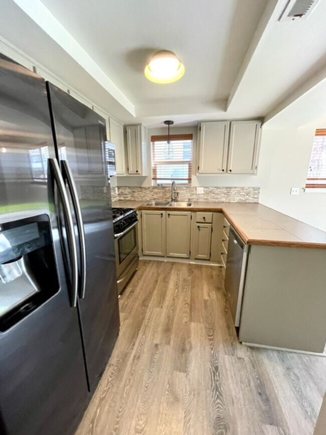 Building Photo - Water/Sewer/Garbage and landscaping included! A/C too!