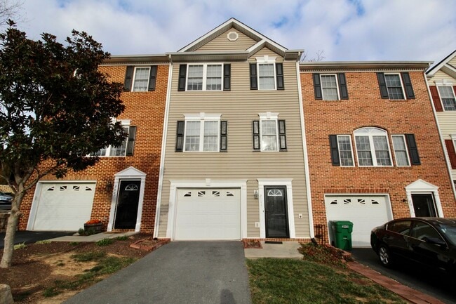 Building Photo - 3-Bedroom Townhome with Bonus Room, Large ...