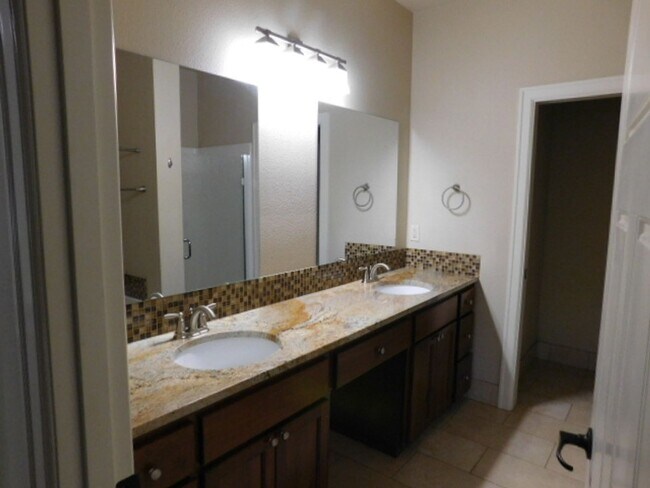 Building Photo - 3Bd/2.5Ba Two Story Townhouse - Available ...