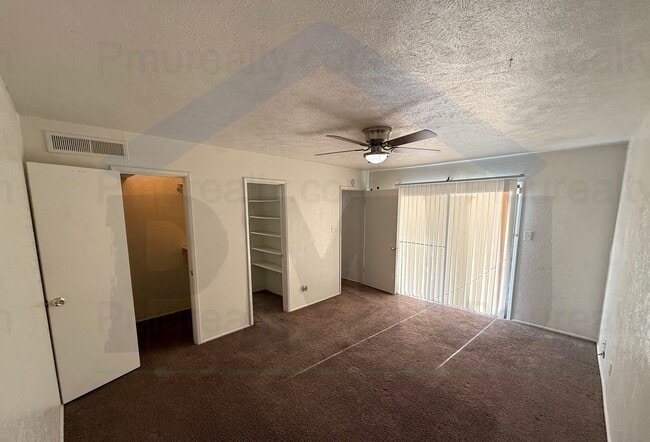 Building Photo - AVAILABLE NOW!!! Half Duplex 2 bed 1 bath in Dallas