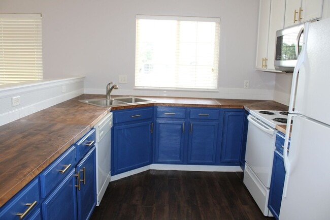 Building Photo - Low-Maintenance Luxury with Community Perks