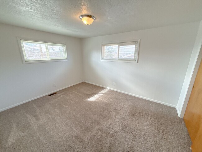 Building Photo - 3 Bedroom, 1.5 Bath House in Pacific Terrace neighborhood