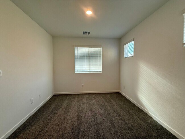 Building Photo - BRAND NEW 3 BED 2.5 BATH 2 CAR GARAGE TOWNHOUSE W/ LOFT IN CADENCE COMMUNITY