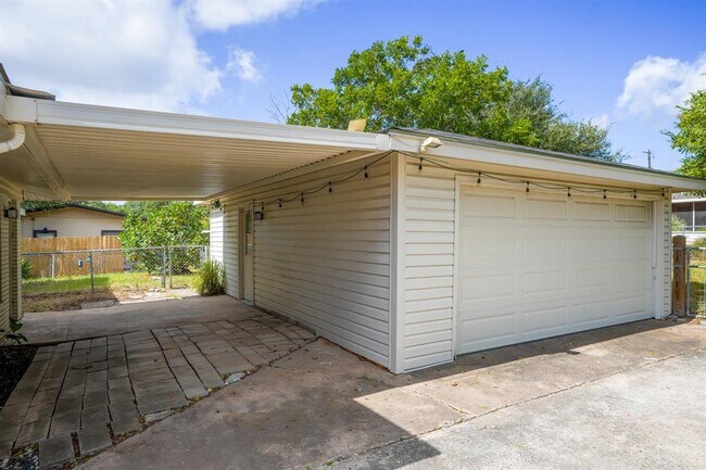 Building Photo - 11702 Oak Trail