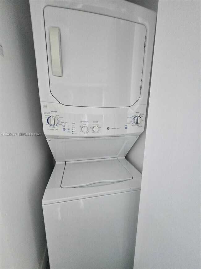 Building Photo - 460 NE 28th St