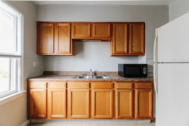 Building Photo - PRELEASING for AUGUST! Close to Campus: In...