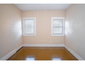 Building Photo - 2 BR 1 BA Gorgeous Home Near Downtown