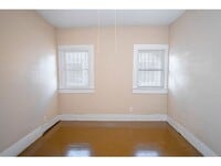 Building Photo - 2 BR 1 BA Gorgeous Home Near Downtown