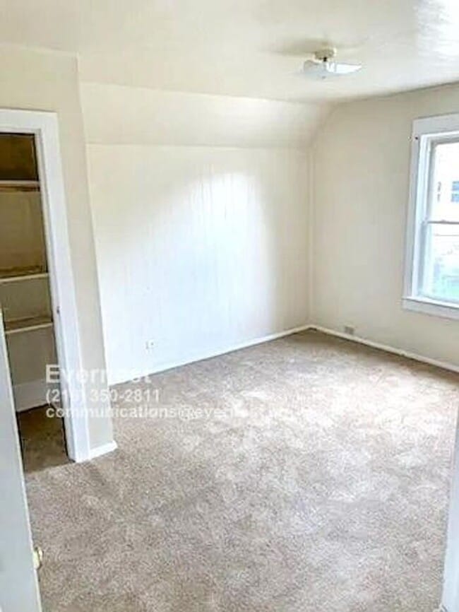 Building Photo - Charming 2-Bedroom Duplex in a Convenient ...