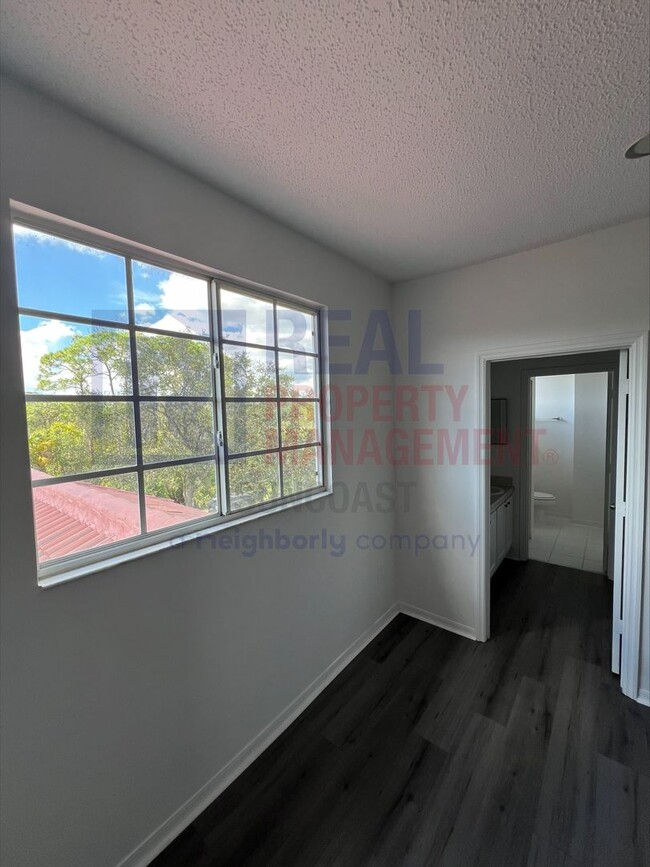 Building Photo - Newly Renovated 3/3 in Las Palmas!