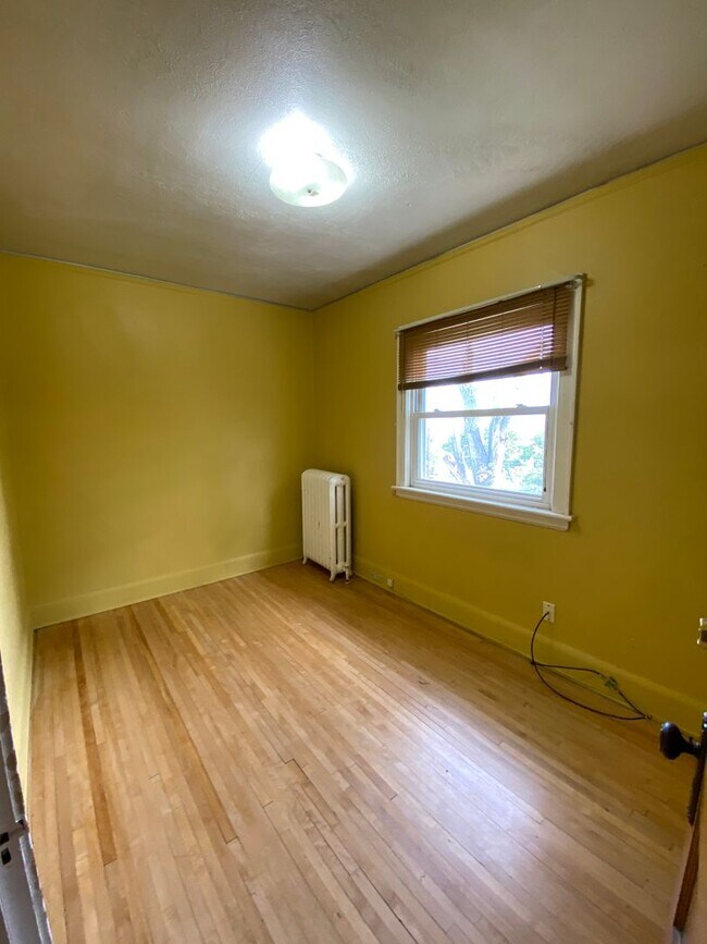 Building Photo - 908 E 4th St