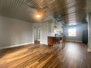 Building Photo - 519.5 W 8th St