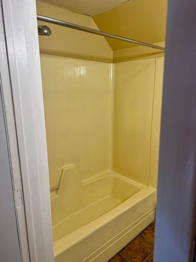 Building Photo - 5 Crescent St