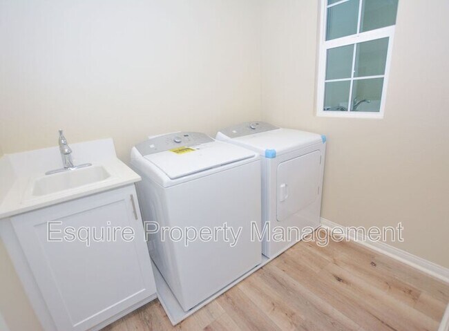 Building Photo - 2725 Navajo St