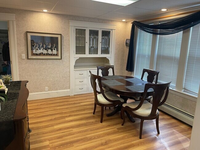 Building Photo - 136 Russell St