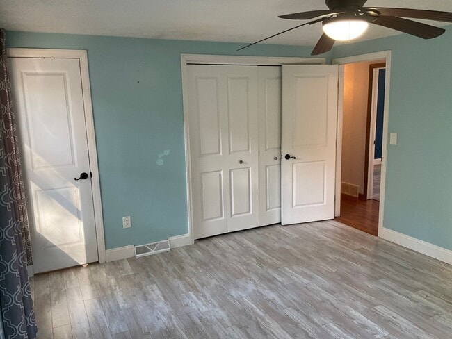 Building Photo - Spacious 3bed 3 bath Split-Level in Bethel...