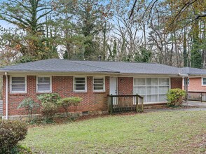 Building Photo - 3-bedroom, 1.5-bath in Decatur!