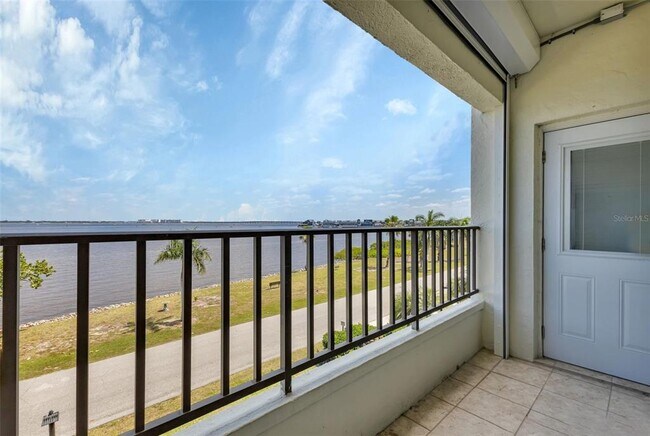 Building Photo - 1500 Park Beach Cir
