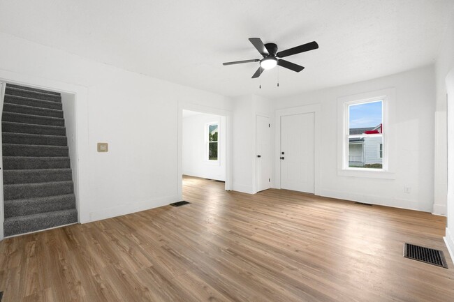 Building Photo - New Listing! 2 bed 1 bath