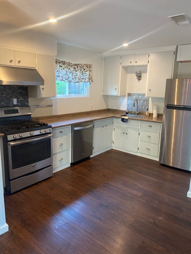 Building Photo - Charming 2 bedroom, 1 bathroom house with ...