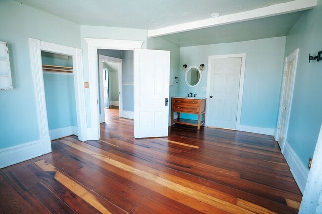 Building Photo - Charming 3-Bedroom Victorian Home in the H...
