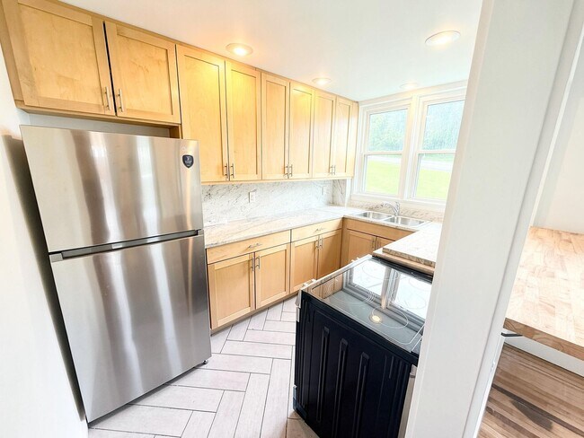 Building Photo - Newly Renovated 2BR on Sought-After Warren Street with Soaring Ceilings