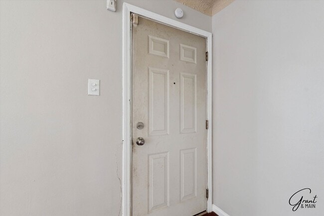 Building Photo - $1400 3 bedroom bungalow