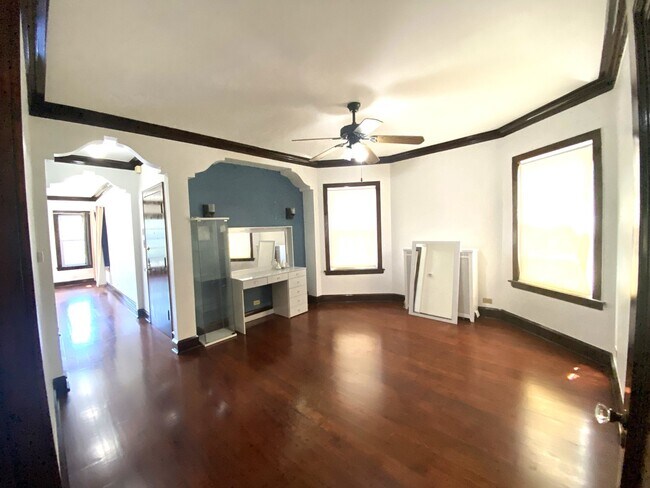 Building Photo - 5434 N Spaulding Ave